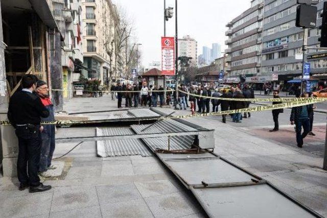 Şişli'de Akıl Almaz Olay... Kaldırımda Yürüyen Bir Kişinin Üzerine Kepenk Düştü