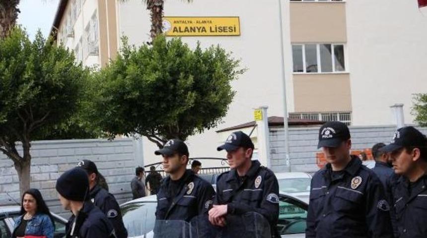 Lisede 'izmir Marşı Yasağı' Iddiasına Marşlı Protesto