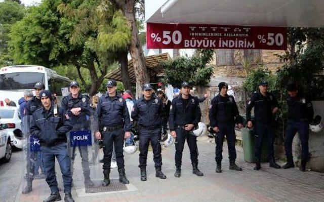 Lisede 'izmir Marşı Yasağı' Iddiasına Marşlı Protesto