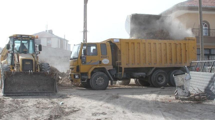 Sindelh&ouml;y&uuml;k Mahallesinde Metruk Ev Yıkımı Ve Yol &Ccedil;alışması