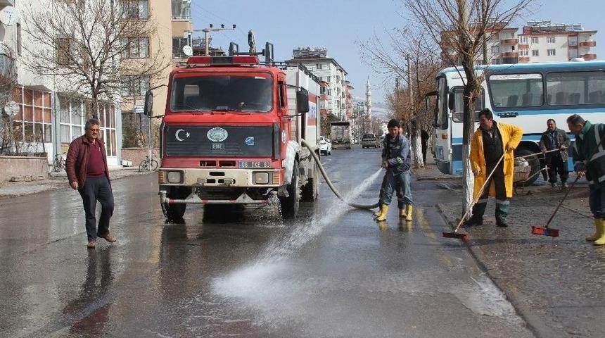 Develi&rsquo;de Cadde Ve Yolların Temizlenmesi T&uuml;m Hızıyla Devam Ediyor