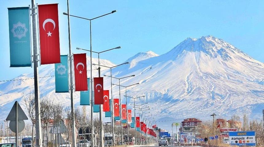 Aksaray Belediyesi, Şehrin Girişlerini Ay Yıldızlı T&uuml;rk Bayraklarıyla Donattı