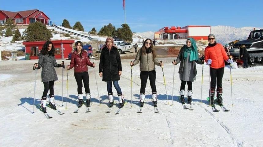 Erzincan&rsquo;da Kyk&rsquo;lı Kızlar Kayak &Ouml;ğreniyor