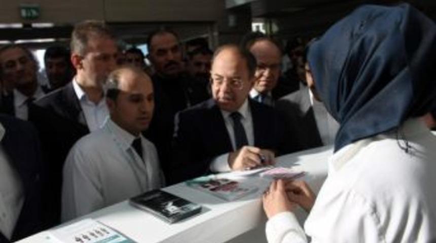 Bakan Akdağ Siirt Devlet Hastanesi&rsquo;nde Yatan Hastaları Ziyaret Etti