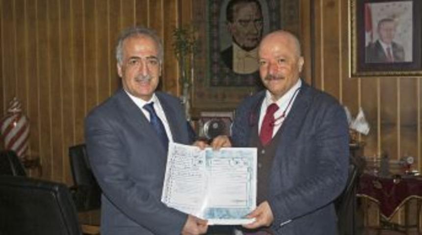 Rekt&ouml;r &Ccedil;omaklı Eyof Sokağı Mimarlarına Başarı Belgelerini Verdi