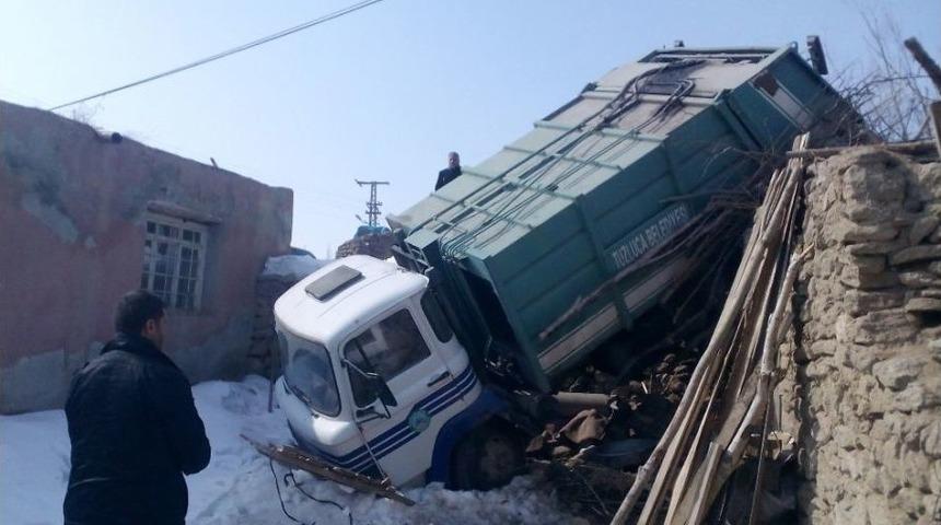 &Ccedil;&ouml;p Kamyonu Evin Bah&ccedil;esine U&ccedil;tu