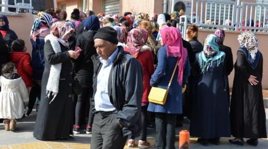 Diyarbakır'da 6 Aylık Iş Için Uzun Kuyruklar Oluştu