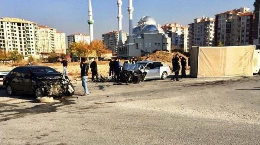 Kavşakta Zincirleme Kaza: 3 Yaralı