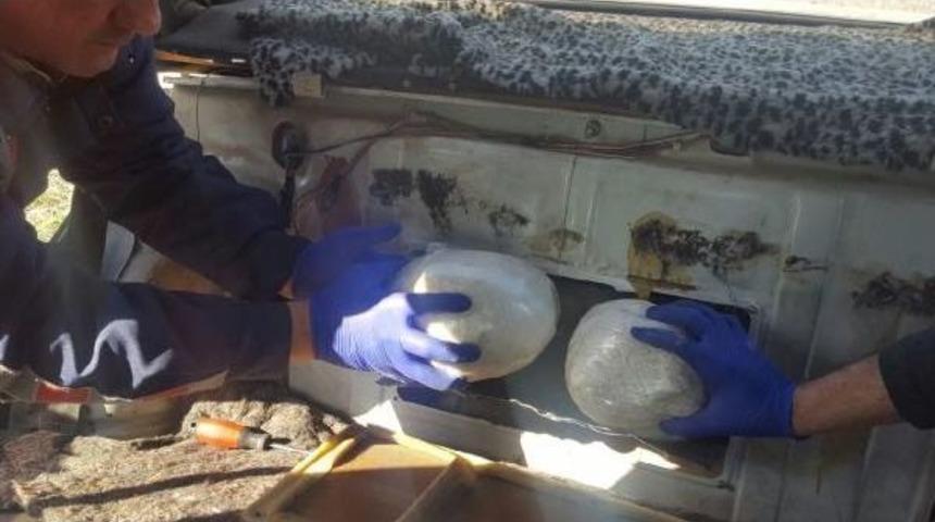 Otomobilin Yatık Deposundaki Esrara 2 G&ouml;zaltı