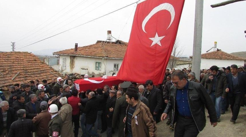 Bı&ccedil;aklı Saldırıda Hayatını Kaybeden Astsubay Toprağa Verildi