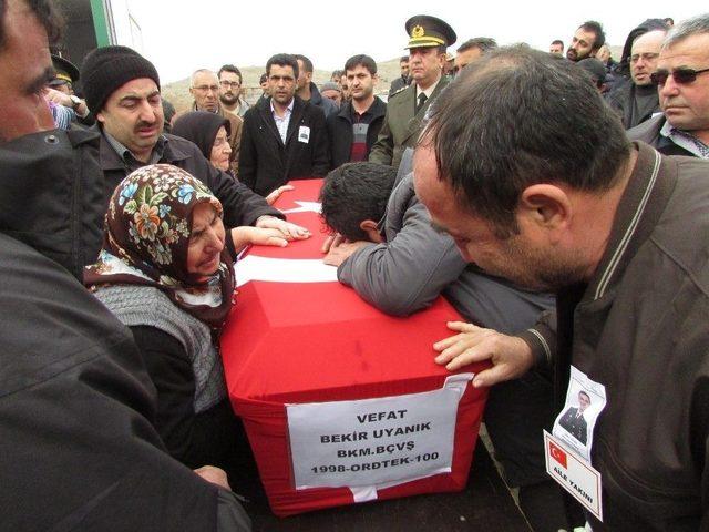 Bıçaklı Saldırıda Hayatını Kaybeden Astsubay Toprağa Verildi