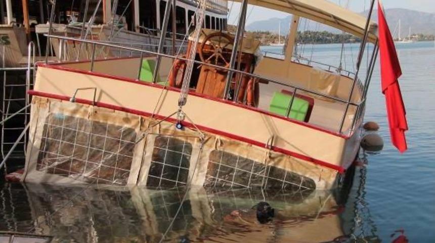 G&uuml;nl&uuml;k Tur Teknesi Su Alıp Yarısına Kadar Denize G&ouml;m&uuml;ld&uuml;
