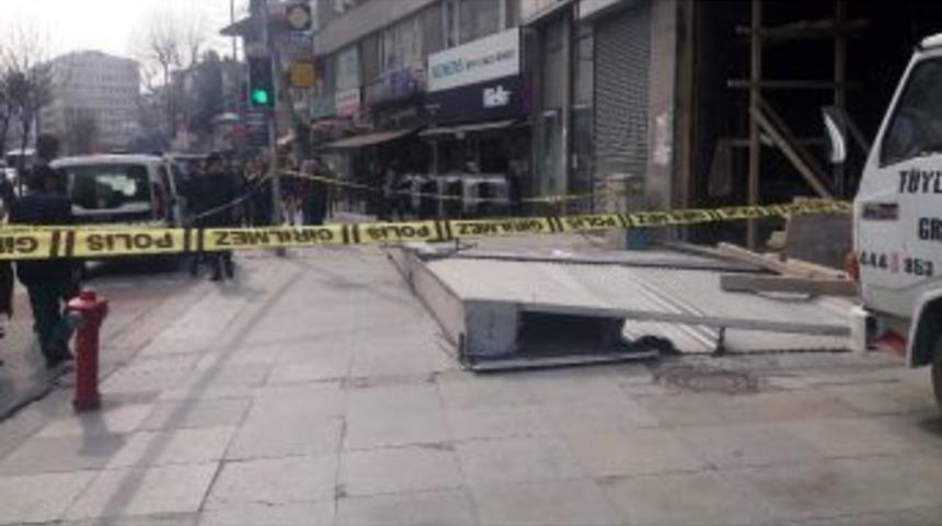 Şişli&rsquo;de Kilolarca Ağırlığındaki Kepenk Devrildi: 1 Yaralı