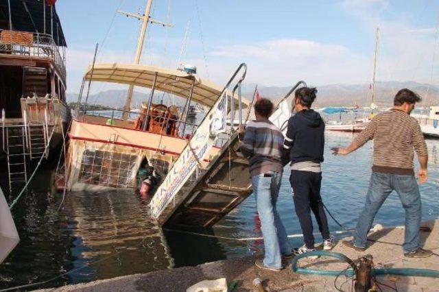 Günlük Tur Teknesi Su Alıp Yarısına Kadar Denize Gömüldü