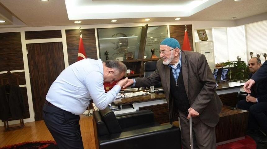 Huzurevi Sakini Şair Raşit Tekşen&rsquo;den Başkan Babaş&rsquo;a Teşekk&uuml;r Ziyareti