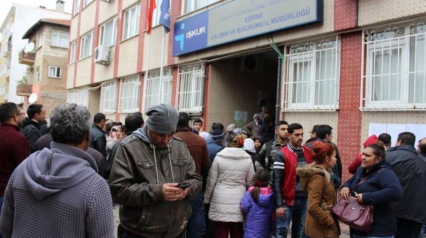 Edirne’de İşkur Önünde Uzun Kuyruk Oluştu