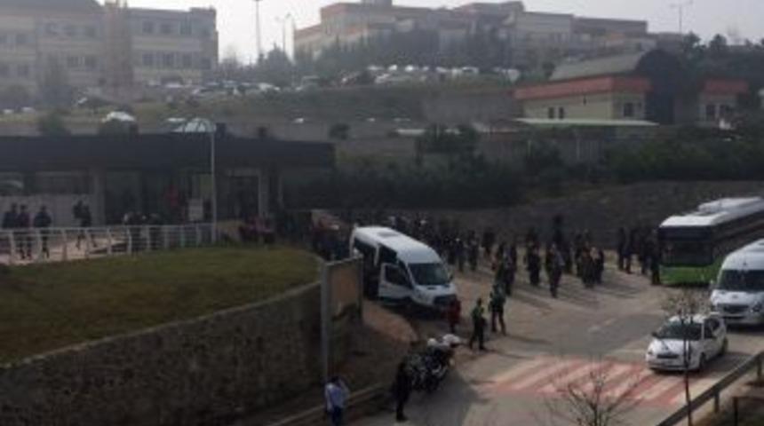 Kocaeli &Uuml;niversitesi&rsquo;nde Karşıt Gruplar Birbirine Girdi: 60 G&ouml;zaltı