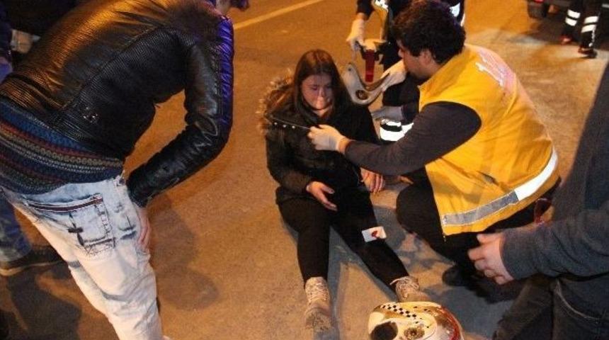 Trafikte Sıkışan Motosiklet Otomobile &Ccedil;arptı: 1 Yaralı