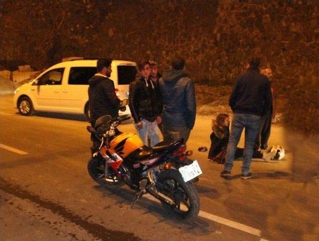 Trafikte Sıkışan Motosiklet Otomobile Çarptı: 1 Yaralı