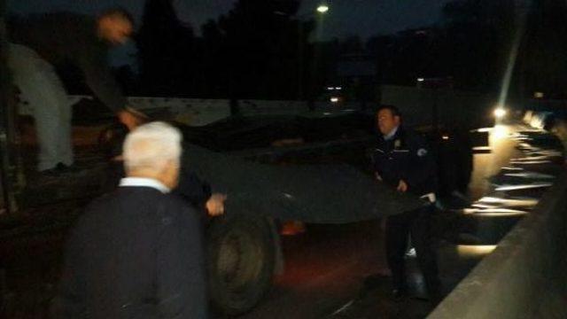 Viraja Hızlı Giren Tır'daki Saclar Yola Saçıldı