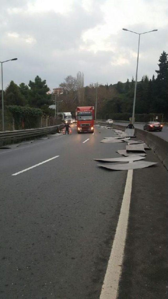 Viraja Hızlı Giren Tır daki Saclar Yola Sa&ccedil;ıldı 2