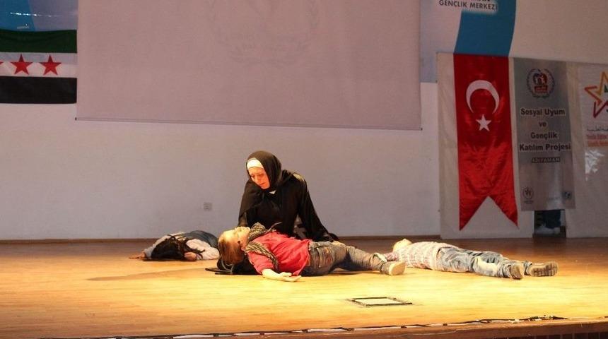 Suriyeli &Ccedil;ocuklar Bu Kez Tiyatro Oyunu İle Duygulandırdı