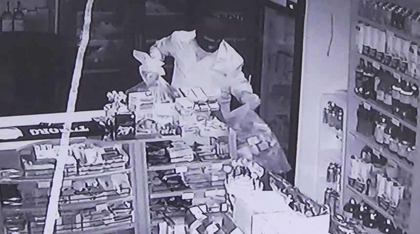 Marketteki Hırsızlık Anı Güvenlik Kamerasında