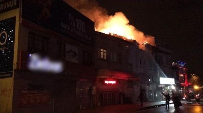 Fatih&lsquo;te 4 Katlı Metruk Binada Yangın