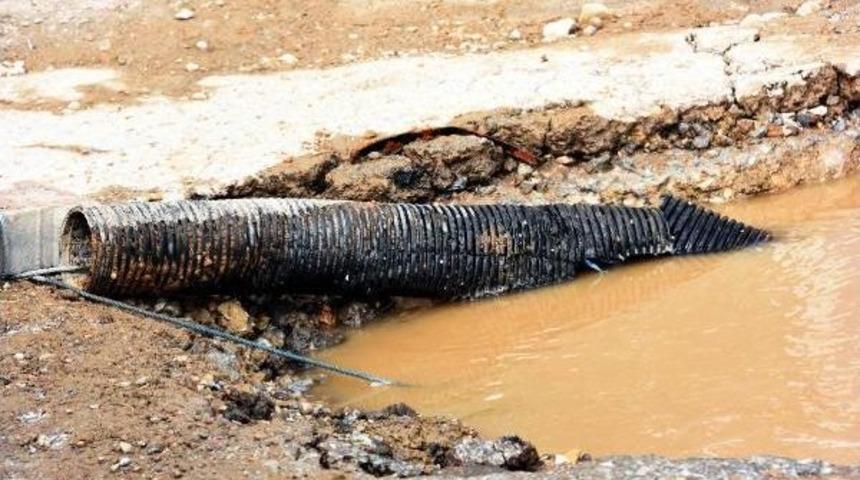 Patlayan Isale Hattı Caddeyi Suyla Doldurdu