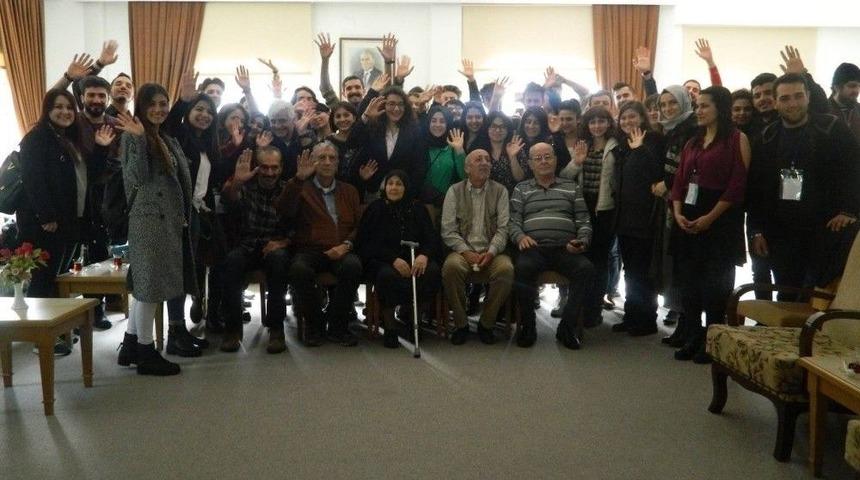 Sosyal Hizmetler &Ouml;ğrencileri Huzurevini Ziyaret Etti