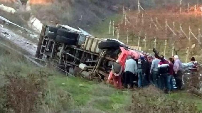 Kamyon U&ccedil;uruma Yuvarlandı, S&uuml;r&uuml;c&uuml; &Ouml;ld&uuml;