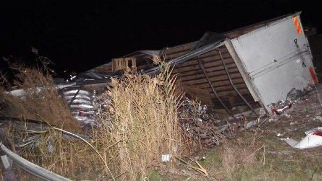 Kamyon Uçuruma Yuvarlandı, Sürücü Öldü 1