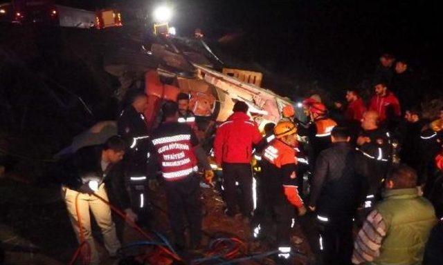 Kamyon Uçuruma Yuvarlandı, Sürücü Öldü 2