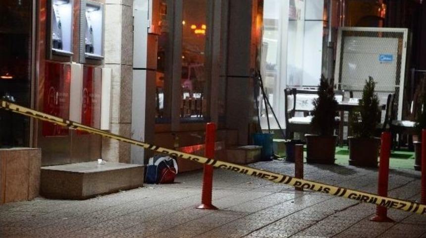 Ş&uuml;pheli &Ccedil;antadan Elbise &Ccedil;ıktı