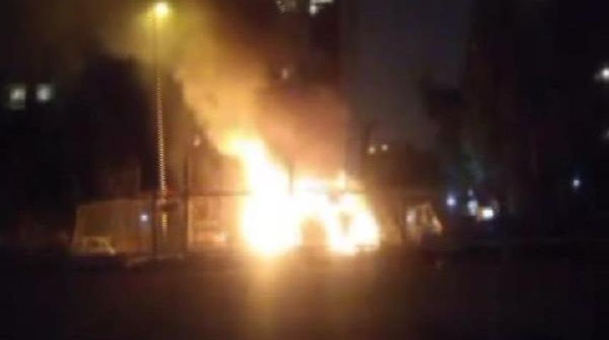 Bakırk&ouml;y'de Park Halindeki &Uuml;&ccedil; Ara&ccedil; Yandı