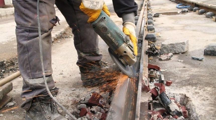 Ak&ccedil;aray Tramvay &Ccedil;alışmasında Raylar Arası Kaynak &Ccedil;alışması Devam Ediyor