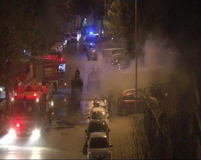 Bakırköy'de Park Halindeki Üç Araç Yandı