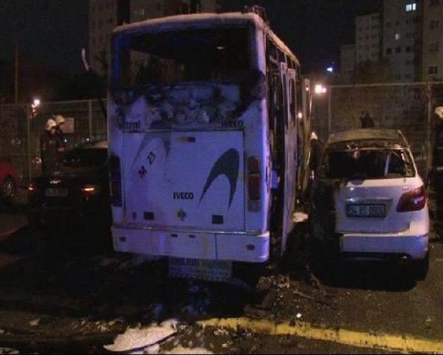 Bakırköy'de Park Halindeki Üç Araç Yandı