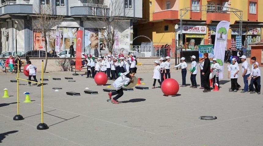 &Ouml;ğrenciler Beceri Parkurlarında Eğlenerek, Spor Yapıyor