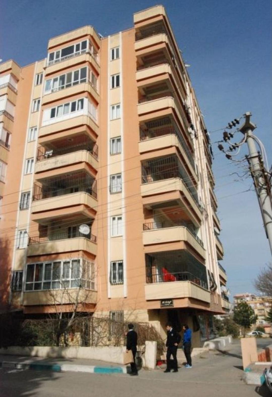 Binanın &Ccedil;atısından D&uuml;şen Gen&ccedil; Kız Ağır Yaralandı