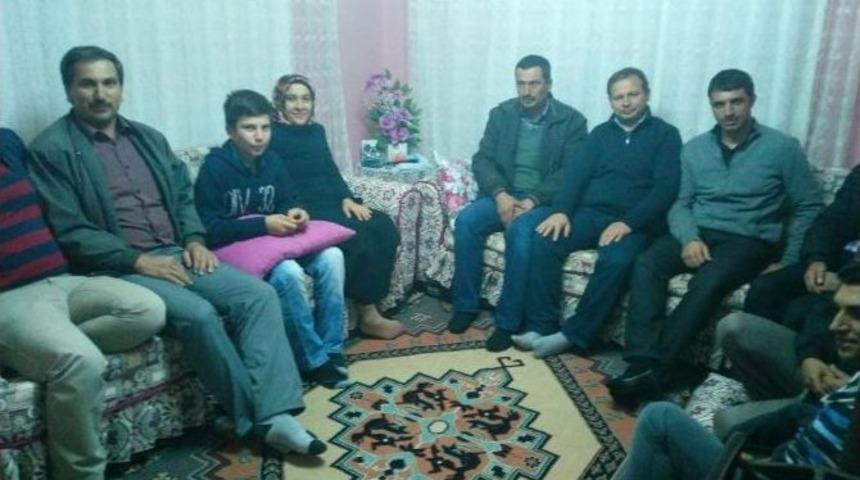 Veliler Okula Gelemeyince &Ouml;ğretmenler Evlere Gidiyor