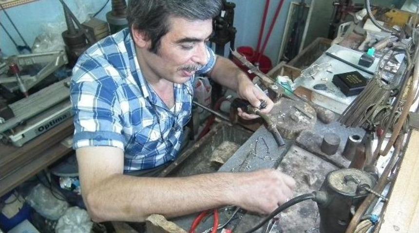 Ekmeğini Altın Ve G&uuml;m&uuml;ş Tamir Ederek Kazanıyor