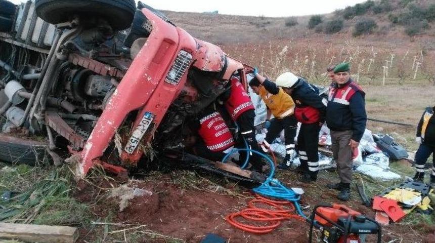 U&ccedil;uruma Yuvarlanan Kamyonun S&uuml;r&uuml;c&uuml;s&uuml; Kurtarılamadı