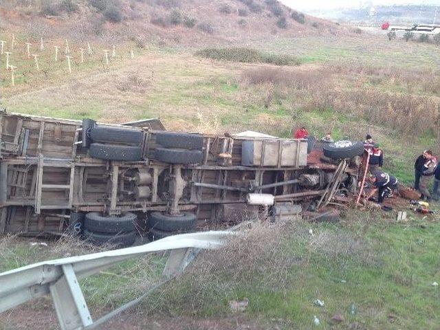 Uçuruma Yuvarlanan Kamyonun Sürücüsü Kurtarılamadı