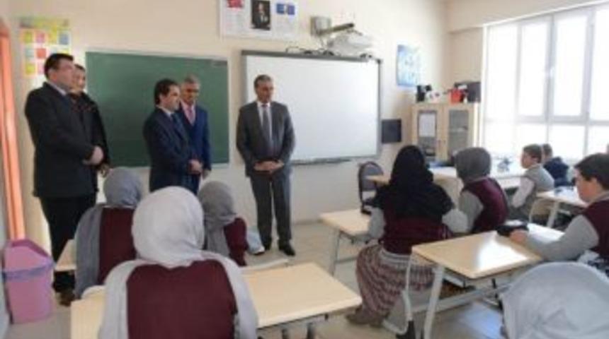 Vali &Ouml;zefe&rsquo;den Okul Ziyareti