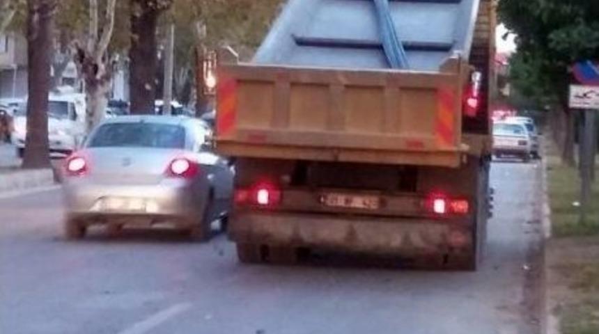 Kamyondaki İnşaat Demirleri Yola Savruldu