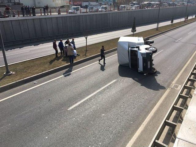 Hızlı Olduğu İddia Edilen Pikap, Alt Geçit Girişinde Yan Yattı: 3 Yaralı