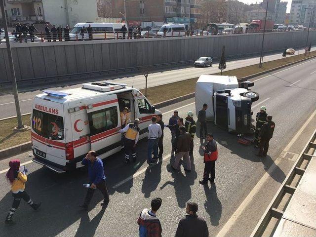 Hızlı Olduğu İddia Edilen Pikap, Alt Geçit Girişinde Yan Yattı: 3 Yaralı