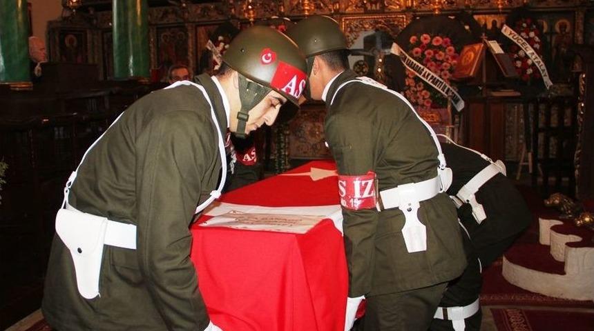 Rum Asıllı Kore Gazisine Kilisede Askeri T&ouml;ren