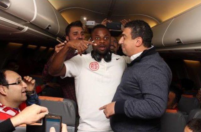 Antalyaspor, 10 Bin Metrede Galibiyet Sevincini Kutladı